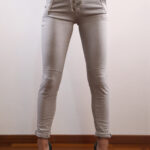 Pantaloni Skinny con bottoni a vista